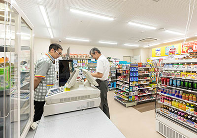 日用雑貨、食料品、郵便切手の販売業務（売店経営、管理）